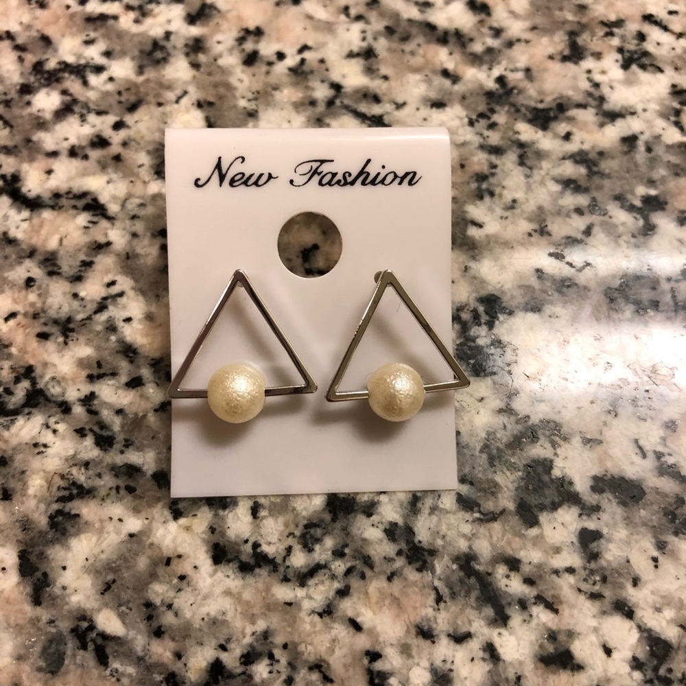 A pair of new triangle earrings w/ faux pearls on